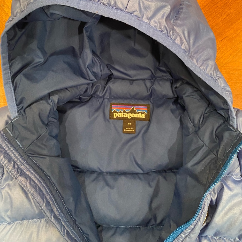 Patagonia blue down jacket size 3T, like new, no rips, tears or wear.